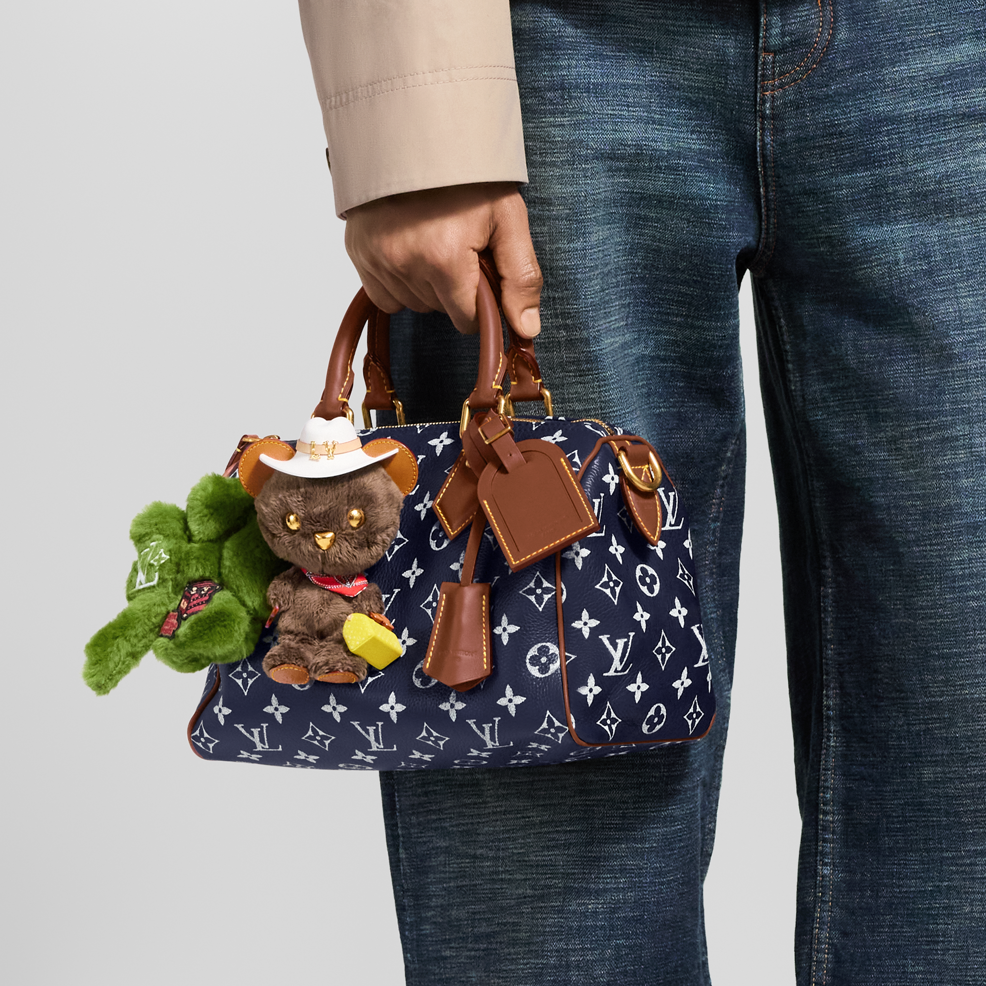 S00 Accesorios Llaveros y charms  Charm para bolsa LV Louis Bear | Louis Vuitton ® (Ampliar producto)